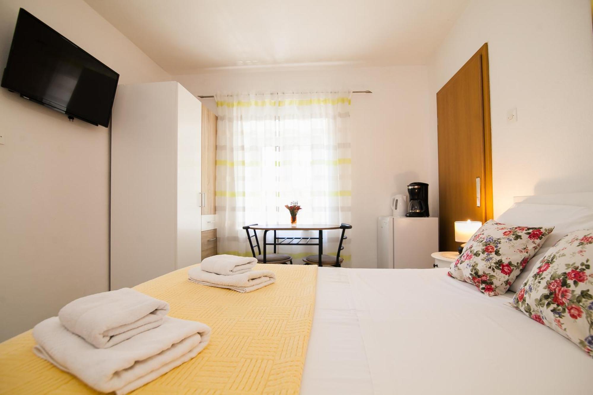 Old Town Accommodation ボル エクステリア 写真
