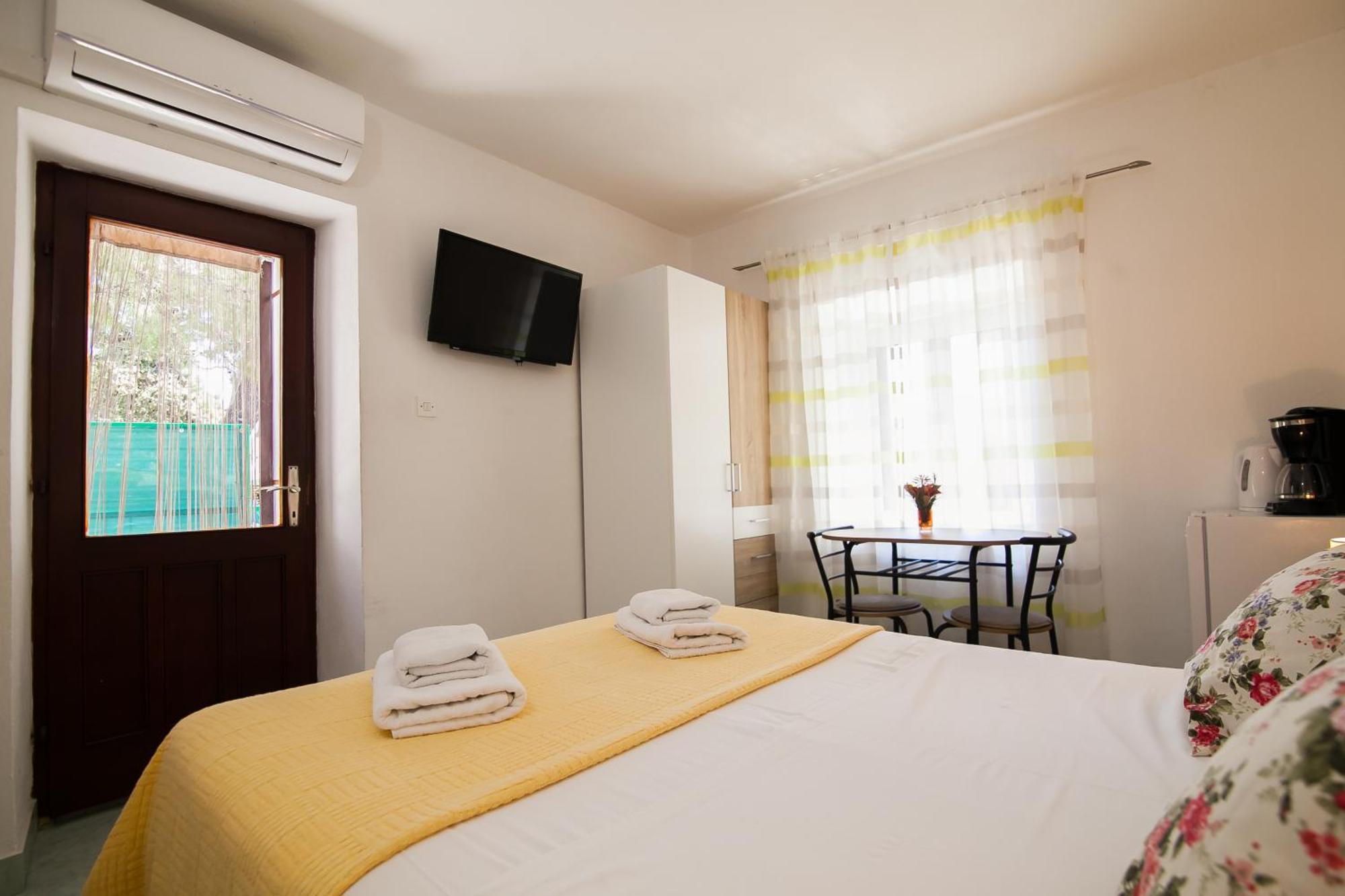 Old Town Accommodation ボル エクステリア 写真