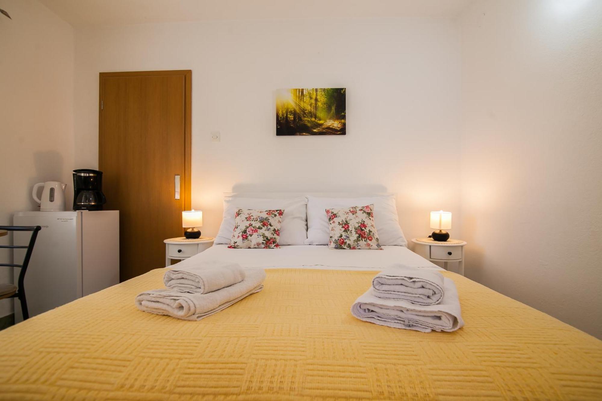 Old Town Accommodation ボル エクステリア 写真